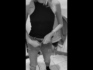 19enne italiana scosta le mutandine