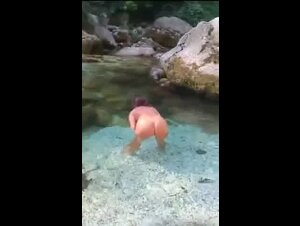 Esibizionista si fa il bagno al fiume