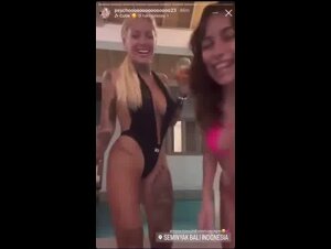 Tettona bionda con amica in live