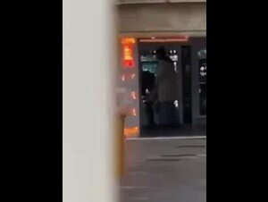 Coppia leccese scopa al distributore automatico