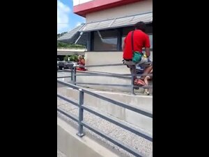 Bionda troia all'autogrill spompina i camionisti