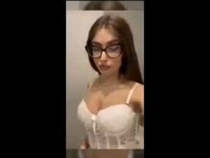 Elisa Esposito in sexy lingerie bianca