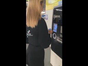 Biondina palpeggiata al bancomat