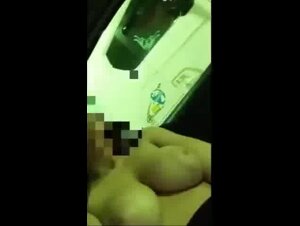 Esibizionista zoccola mostra le tette ai camionisti dall'auto