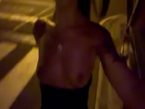 Diciottenne troietta mostra le tettine in pubblico