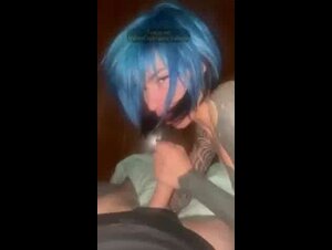 Italiana tatuata fa venire il suo tipo con la bocca