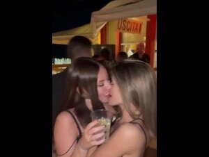 Bacio lesbo al Twiga