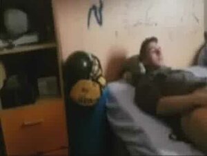 Ragazzo diciottenne sverginato dall'amica di mamma