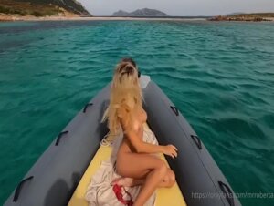 Roberta bella tettona in mare aperto