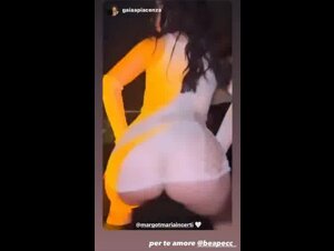 Tettona balla da zoccola in discoteca