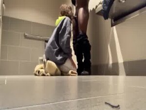 Donna delle pulizie lo succhia a un nero