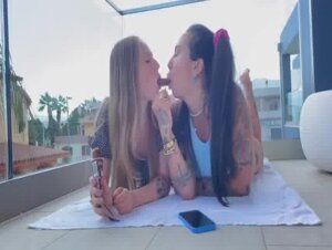 Troiette accaldate fanno le zoccole succhiando un calippo