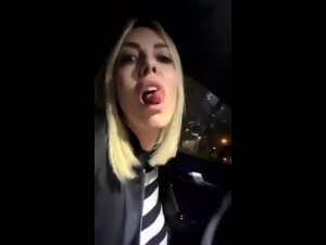 Emanuela esce le tette e il culo in auto