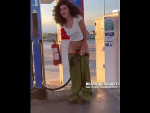 Ragazza italiana si infila la pompa di benzina nel culo