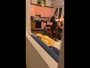 Un toro nero le scopa la moglie sul tavolo e lui si sega