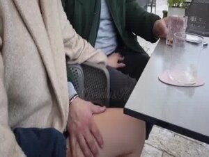 La moglie del mio collega mi tocca il cazzo al bar