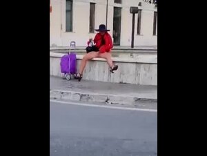 Turista esibizionista si rinfresca la figa nella fontana