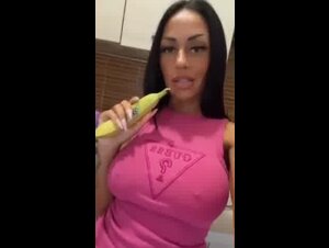 Ho voglia di potassio mi succhio una banana