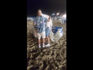 Doppio pompino in spiaggia di notte