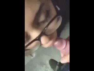 Si fa sborrare in bocca e sugli occhiali - Porno Amatoriale