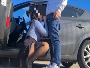 Esibizionista si masturba e dopo succhia il cazzo ad un guardone