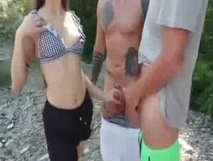 Sesso in spiaggia di gruppo con la moglie del cornuto