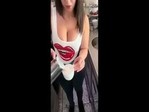 Barista tettona invita uomini a bere un caffè nel suo bar