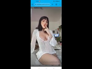 Bella brunetta social tettona
