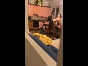 Cornuto si segava guardando la moglie sbattuta da un nero sul tavolo di casa