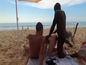 Moglie porca in spiaggia nudista, succhia al marito mentre il bull nero la sfonda dietro