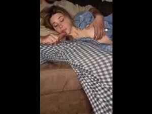 Pompino casalingo al papi mentre guardano la tv