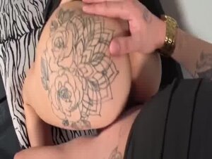 Chiappona tatuata farcita il culo