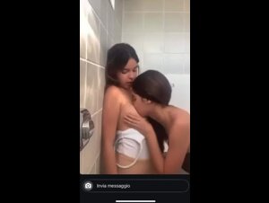 troiette 19enni si baciano nella scuola