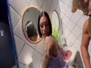 Nuova segretaria si fa sbattere in bagno durante un colloquio