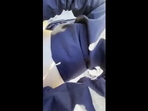 Milf scopata all'aperto sopra una pietra