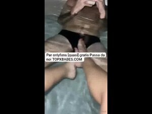 The real Diabla Fa un massaggio con i piedi nella vasca da bagno