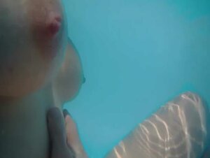 Immersione nuda e provocazione nella piscina del giardino - Adolescente amatoriale