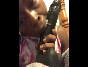 Succhiare un enorme dildo, sognando papà