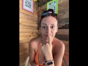 Milf tettona al bar tenta di masturbarsi anche se con difficoltà