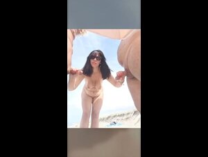 Sega due cazzi in spiaggia che sborrano appena la vedono nuda